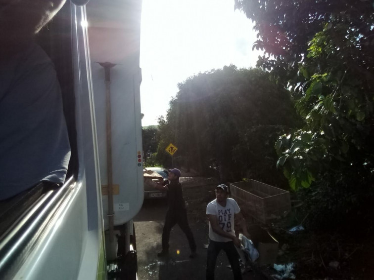 Servidores fazem mutirão para recolher lixo acumulado