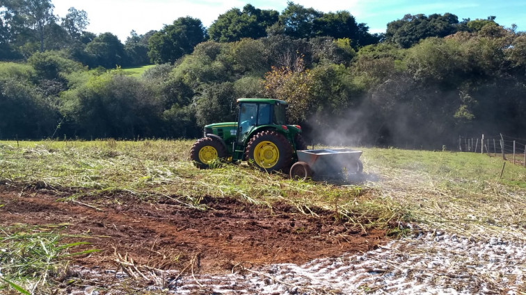 Administração dá início a espalhação de calcário em propriedades beneficiadas por projeto de fomento à produção leiteira