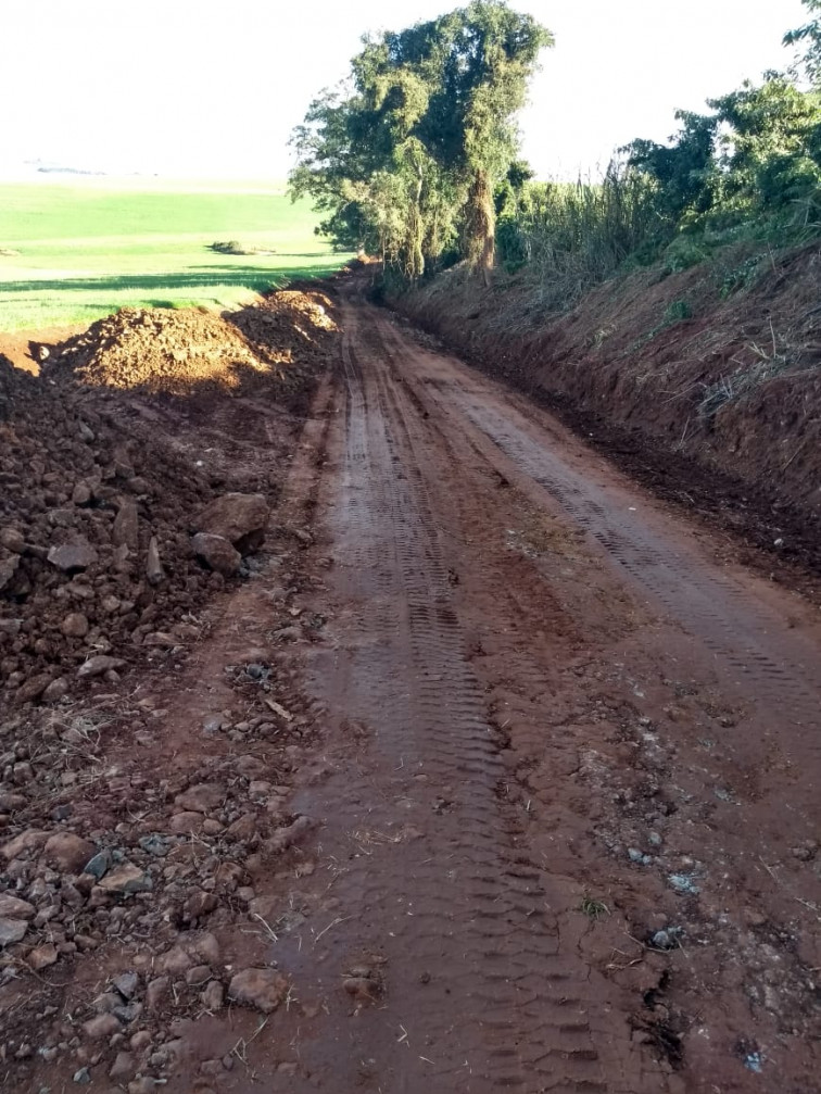 Secretaria de obras atua no melhoramento de estradas