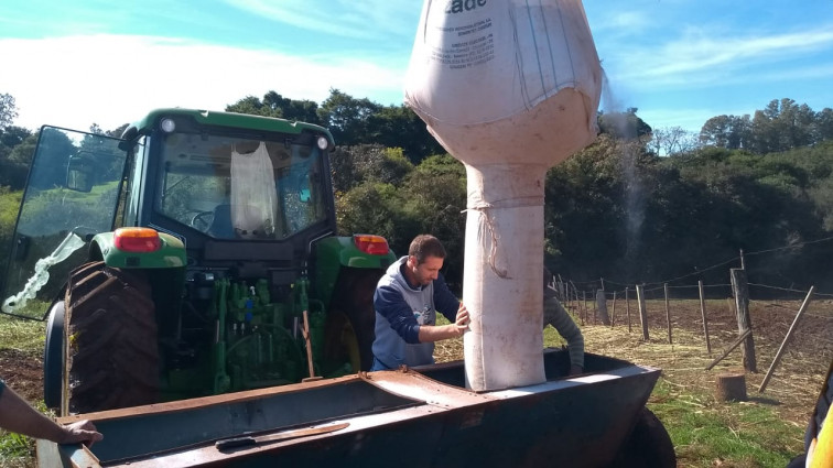 Administração dá início a espalhação de calcário em propriedades beneficiadas por projeto de fomento à produção leiteira