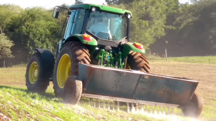 Administração dá início a espalhação de calcário em propriedades beneficiadas por projeto de fomento à produção leiteira