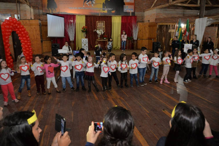Emei Maria Schuster faz homenagens em jantar das mães