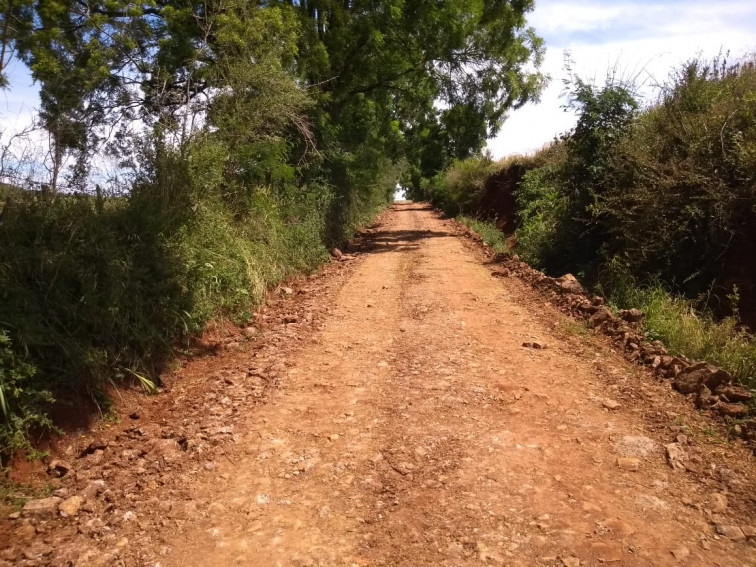 Secretaria de obras trabalha na melhoria de estradas e embelezamento da cidade