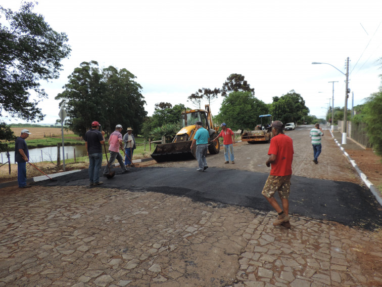 Quebra-molas é instalado na Vila Zamberlan