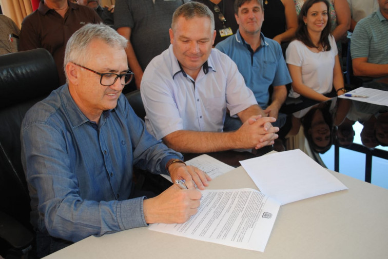 Assinado o contrato para realização de 18 quadras de asfalto em Pejuçara