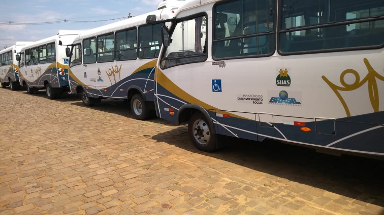 Prefeito recebe ônibus para a Assistência Social em Porto Alegre