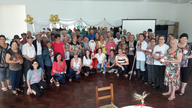 Grupo Conviver comemora a chegada do Papai Noel