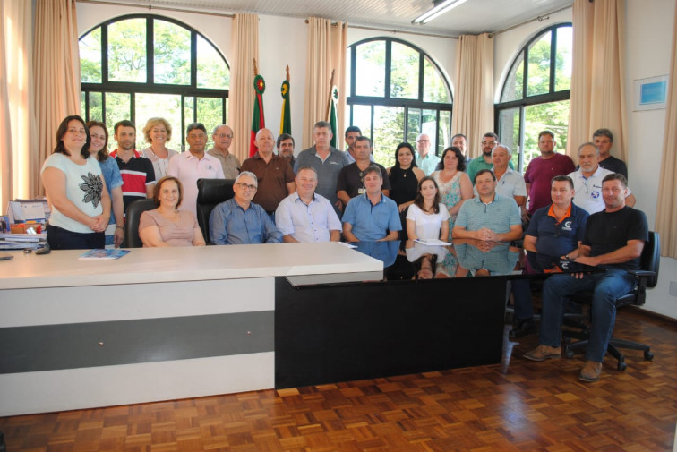 Assinado o contrato para realização de 18 quadras de asfalto em Pejuçara