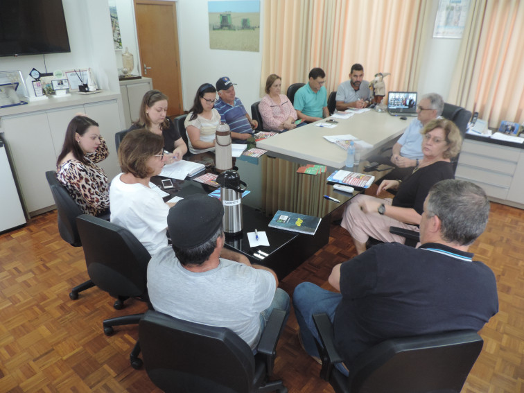 Reunião discute detalhes da programação do Natal Iluminado de Pejuçara