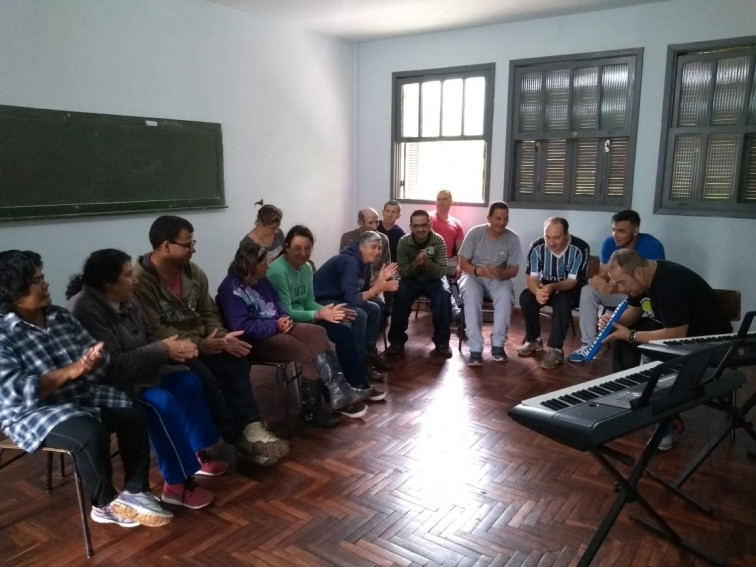 Alunos da Apae tem oficinal de música como terapia no Cepib 