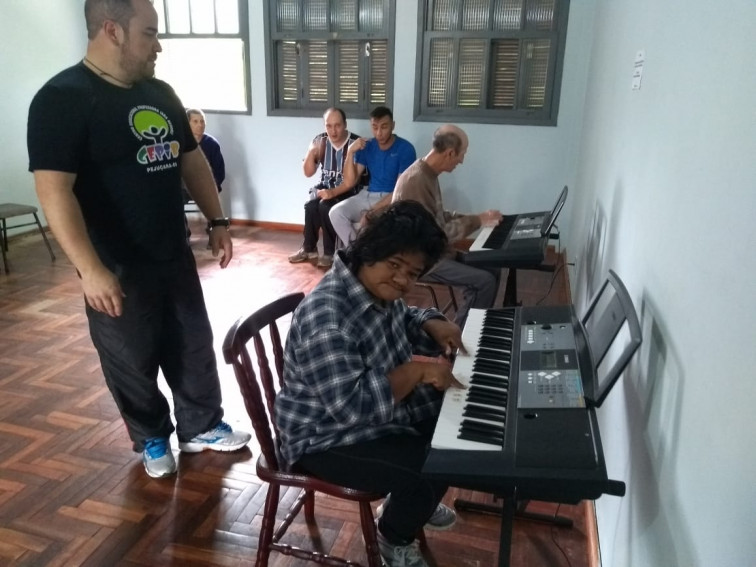 Alunos da Apae tem oficinal de música como terapia no Cepib 