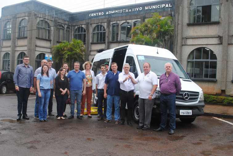 Município recebe veículo para o transporte de usuários da saúde