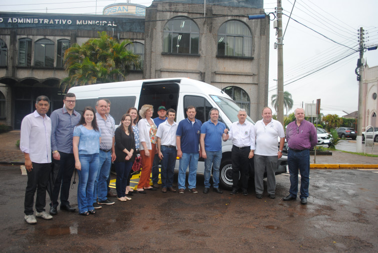 Município recebe veículo para o transporte de usuários da saúde