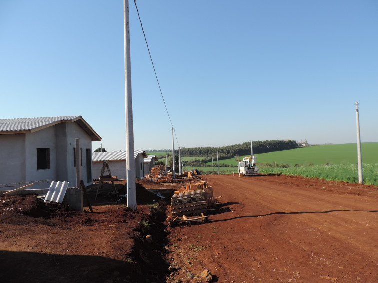 Conjunto Habitacional recebe estrutura para rede de energia