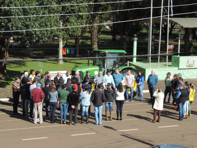 Trator adquirido com recursos federais é repassado a Secretaria da agricultura