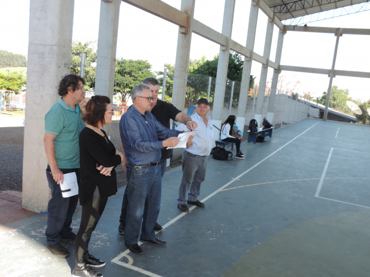 Prefeito vistoria quadra de esporte da Escola Municipal Pejuçara