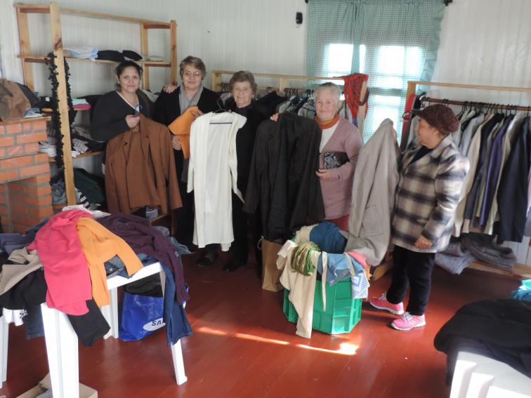 Grupo da terceira idade Girassol faz ação para angariar recursos.