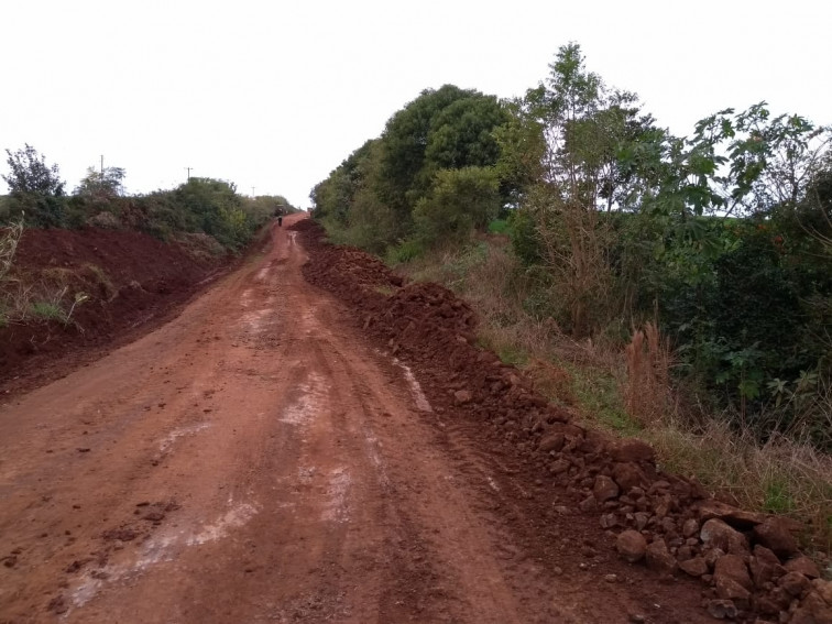 Equipes da Secretaria de obras trabalham na manutenção de estradas