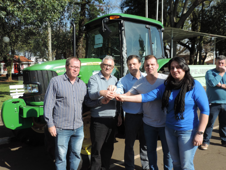 Trator adquirido com recursos federais é repassado a Secretaria da agricultura