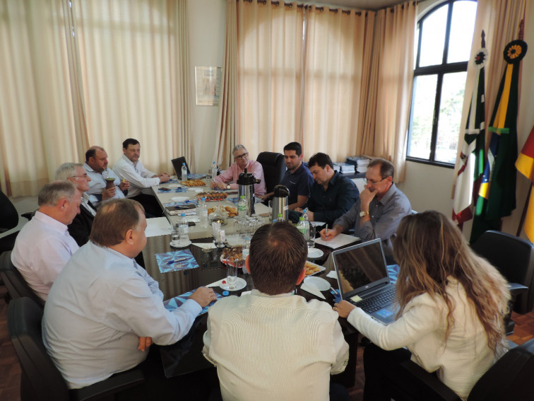 Reunião da Amuplam discute duplicação da BR-285 e tem presença do presidente da Emater.