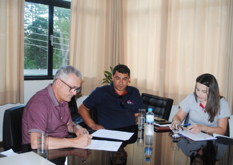 Conjunto Habitacional Caminho das Palmeiras: Prefeito assina contrato e ordem de serviço para construção de muros e pavimentação dos passeios