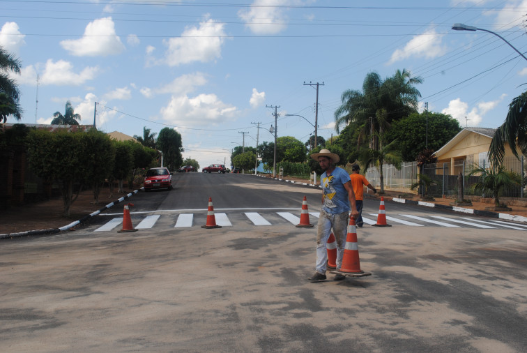 Quadras recém asfaltadas ganham sinalização horizontal