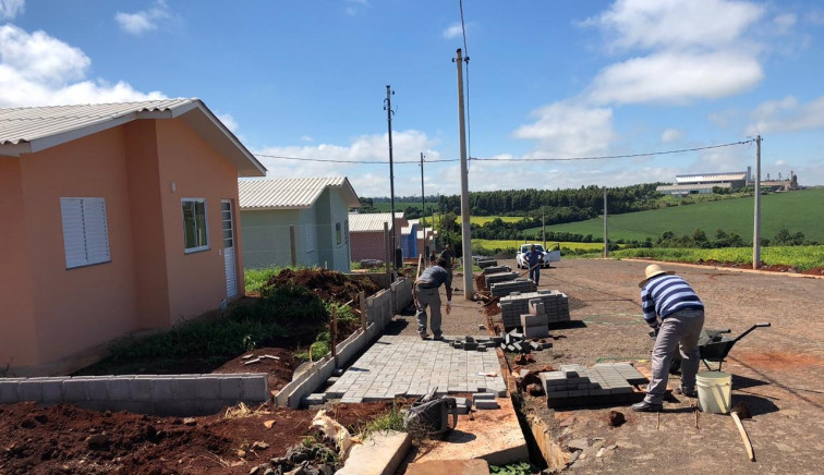 Caminho das Palmeiras: Pavimento do passeio público e construção de muros está em andamento