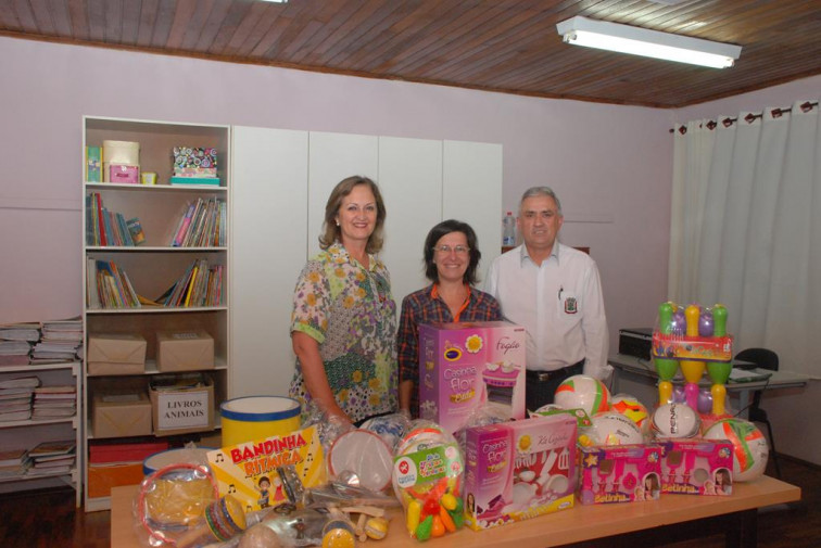 Administração realiza entrega de brinquedos às Escolas Municipais