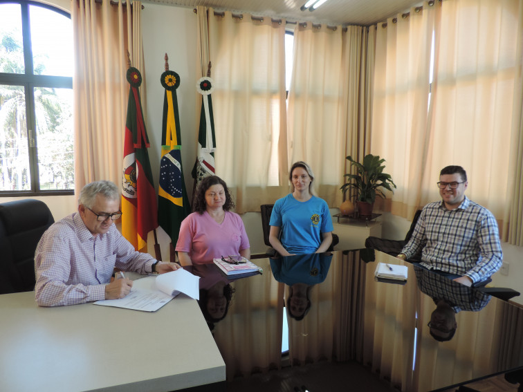 Prefeito concede Declaração de Utilidade Pública à duas entidades de Pejuçara