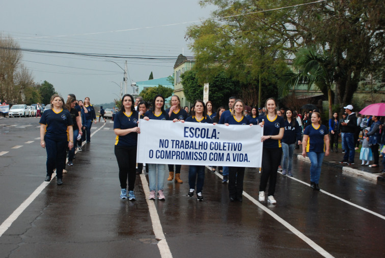 Instabilidade climática deixa ainda mais belo desfile da Pátria em Pejuçara