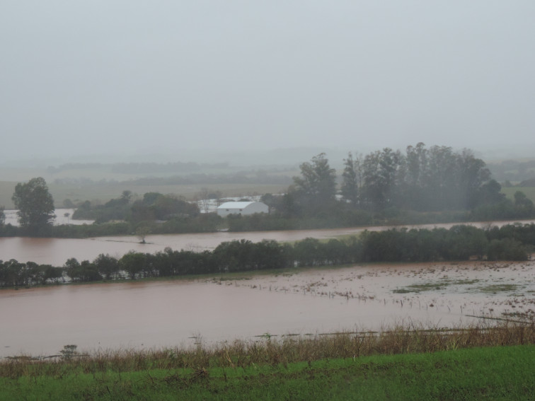 Administração atua na vistoria em localidades do interior e desentupimento de bueiros