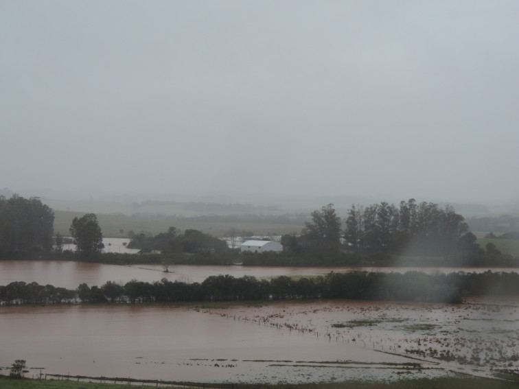 Administração atua na vistoria em localidades do interior e desentupimento de bueiros