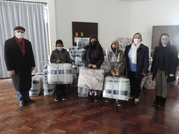 Usuários do Cras recebem edredons para enfrentar o frio