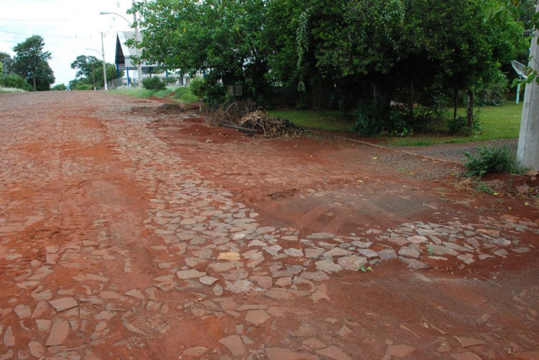 SECRETARIA DE OBRAS REALIZA MANUTENÇÃO DO CALÇAMENTO