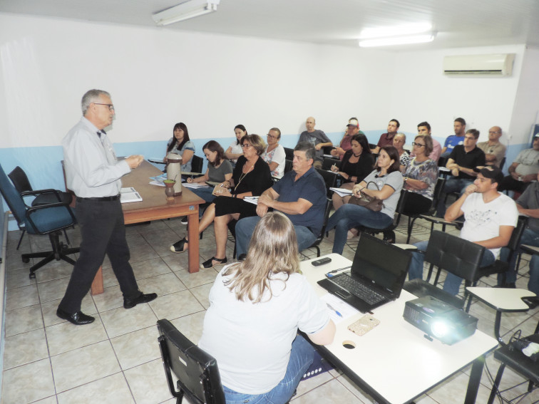 Administração reúne responsáveis pelas compras para explicar Instrução Normativa