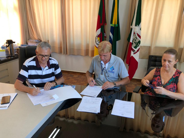 Hospital e Apae recebem parcela mensal de recursos pagos pela prestação de serviços