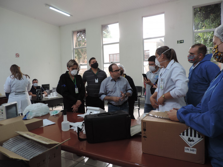 Equipe de profissionais da saúde participa de treinamento para manuseio de respirador