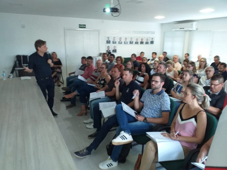 Prefeitos discutem Lei Eleitoral e suas obrigações em encontro promovido pela Amuplam