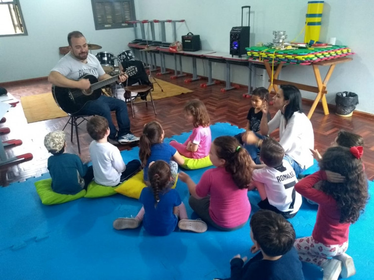 Oficinas de musica contribuem para o desenvolvimento dos Alunos da EMEI