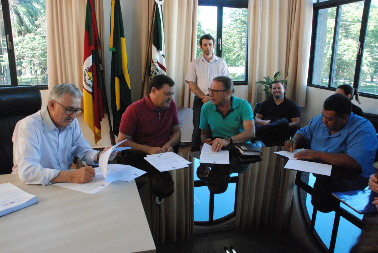 Prefeito assina ordem de serviço para mais duas obras em Pejuçara