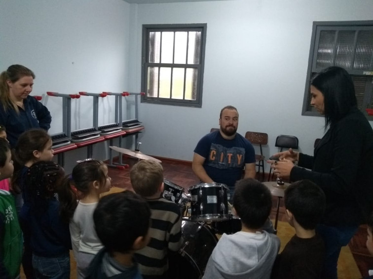 Oficinas de musica contribuem para o desenvolvimento dos Alunos da EMEI