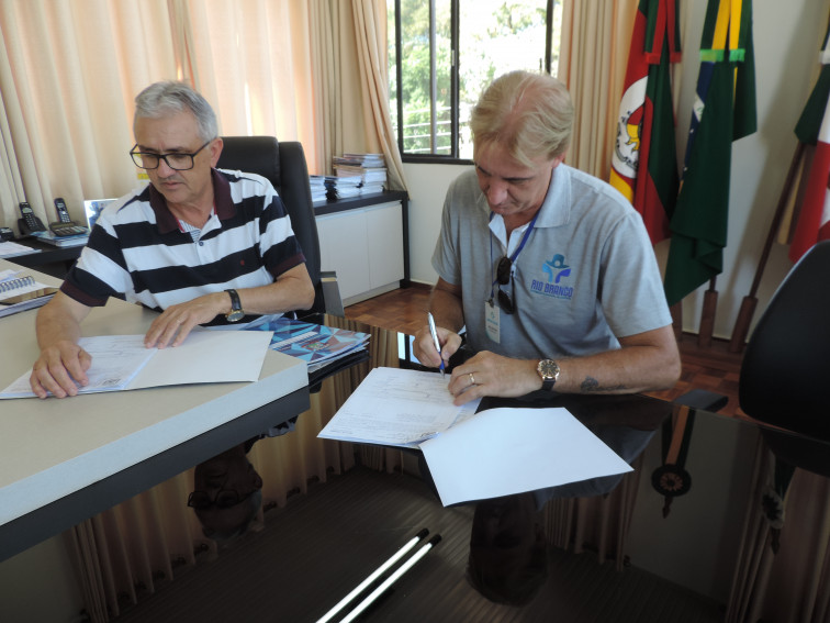 Prefeito assina pagamentos que beneficiam Apae, Uniape e Hospital Rio Branco