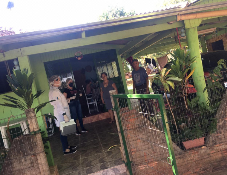 Idosos seguem sendo vacinados em casa contra a Gripe 